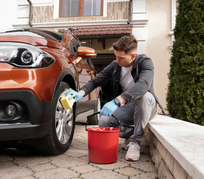 Lavage auto à domicile Saint-Étienne-du-Vauvray : professionnel intervenant sur un véhicule